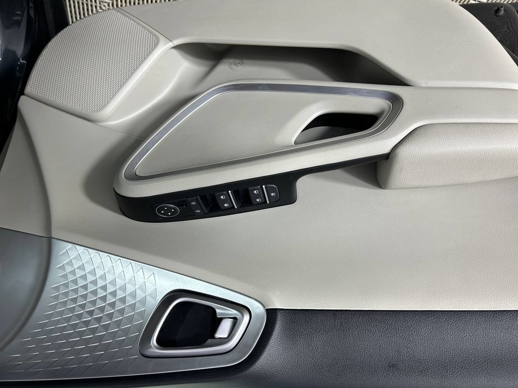 Used 2025 Kia Soul LX w/ LX Technology Package FWD image 11