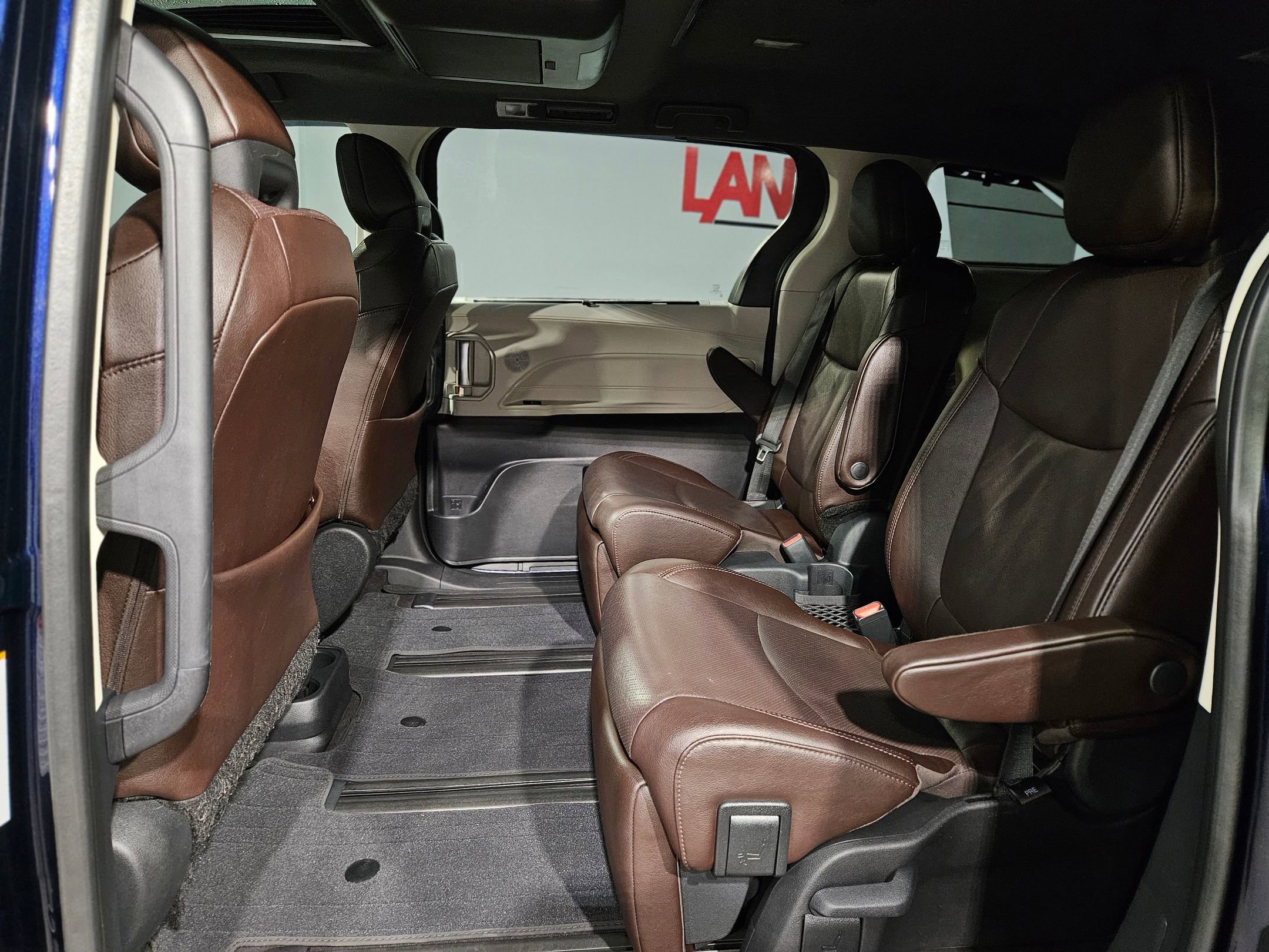 Used 2023 Toyota Sienna Platinum image 36