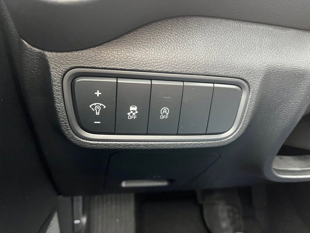 Used 2025 Kia Soul LX w/ LX Technology Package FWD image 14