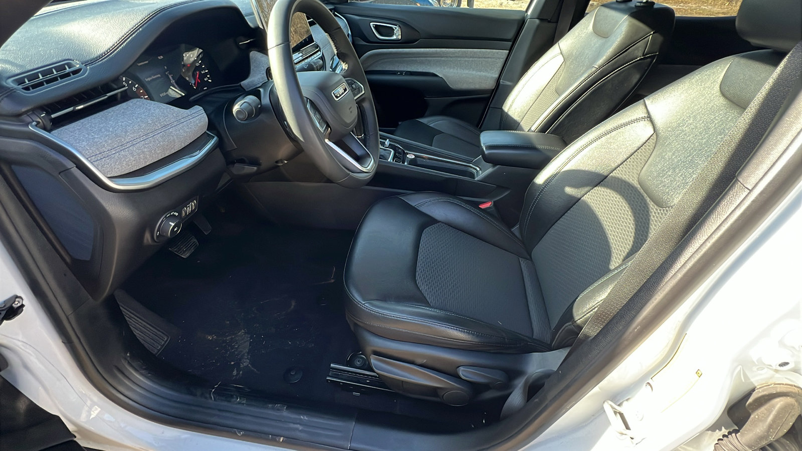 Used 2024 Jeep Compass Latitude image 16