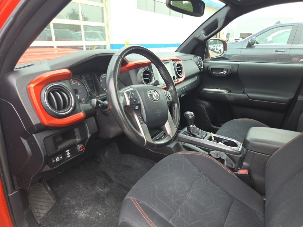 Used 2016 Toyota Tacoma TRD Sport AWD/4WD image 18