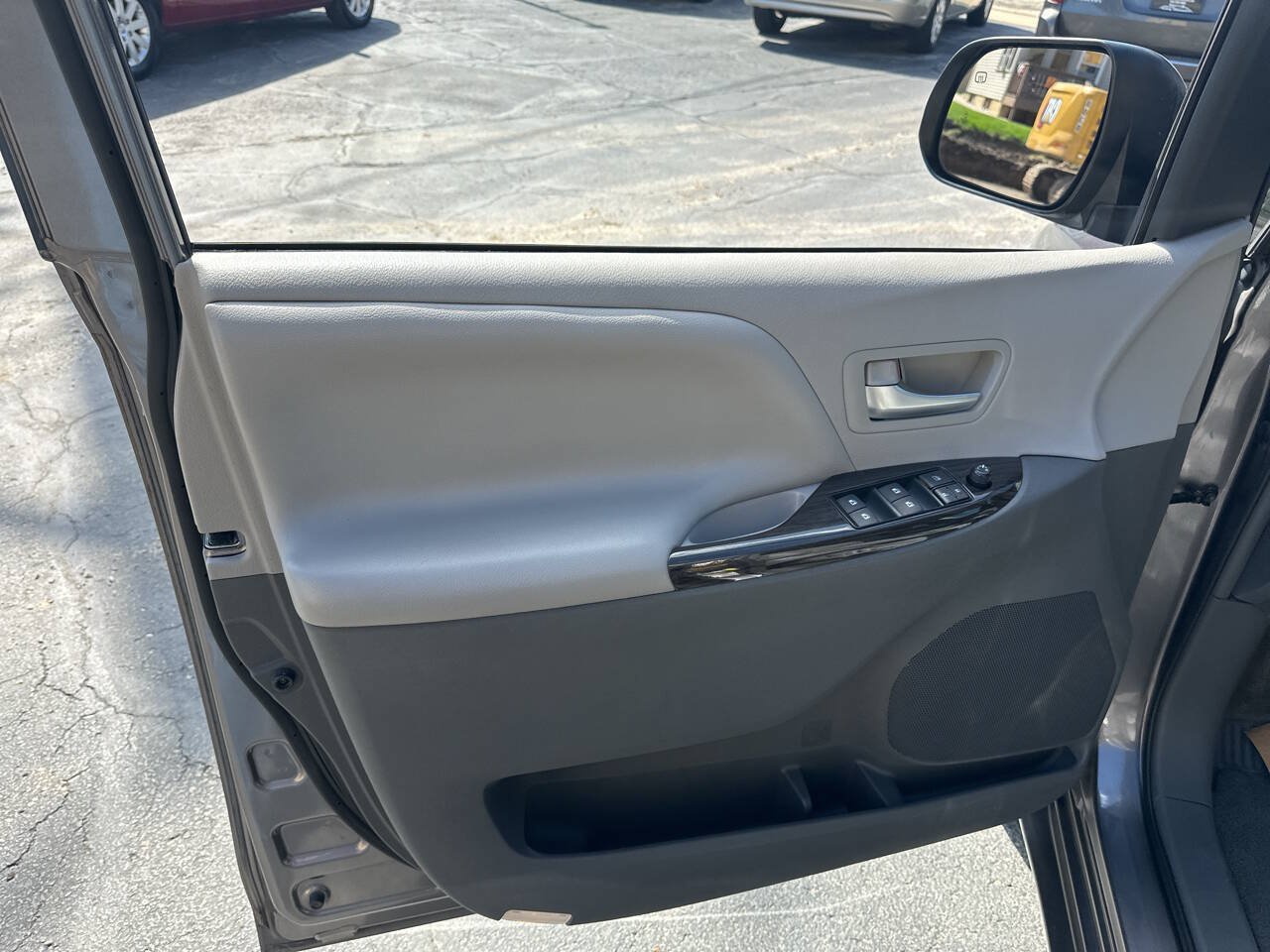 Used 2017 Toyota Sienna XLE w/ XLE Navigation Package FWD image 14