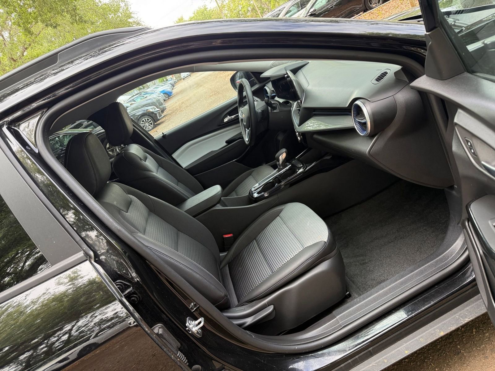 Used 2025 Chevrolet Trax LT w/ LT Convenience Package image 23