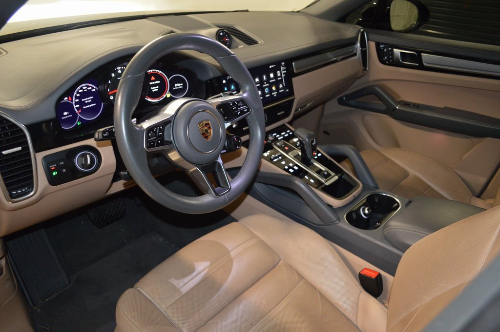 Certified 2023 Porsche Cayenne Platinum Edition image 4