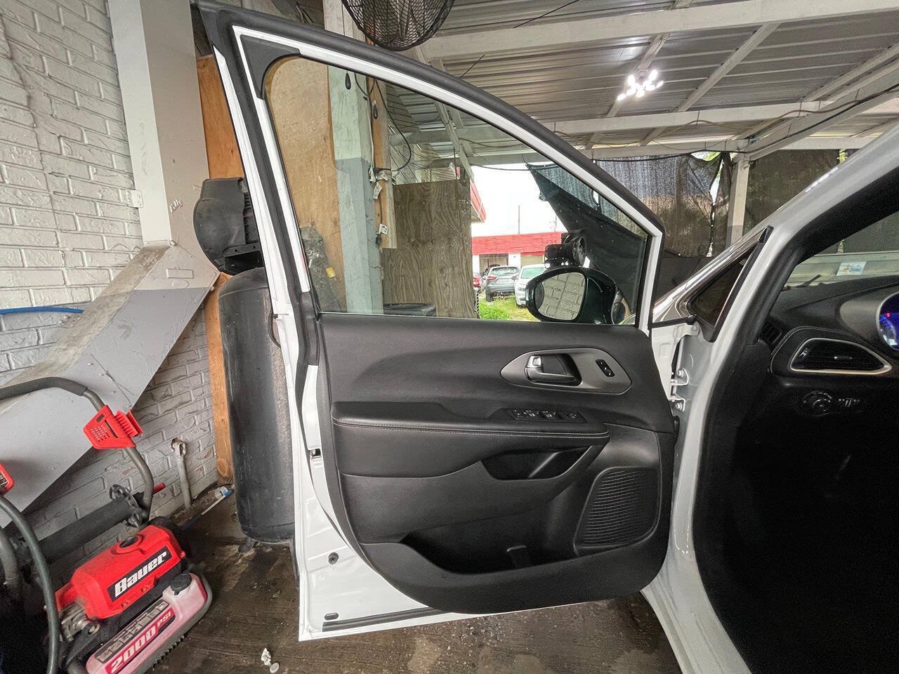 Used 2025 Chrysler Pacifica Select FWD image 13