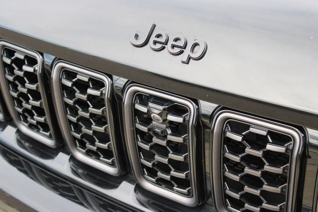Used 2025 Jeep Grand Cherokee Summit w/ Obsidian Package AWD/4WD image 7