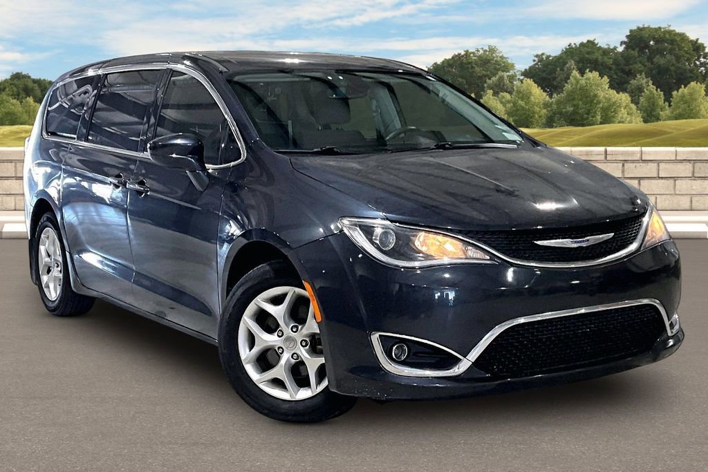 Used 2020 Chrysler Pacifica Touring w/ Tire & Wheel Group image 2