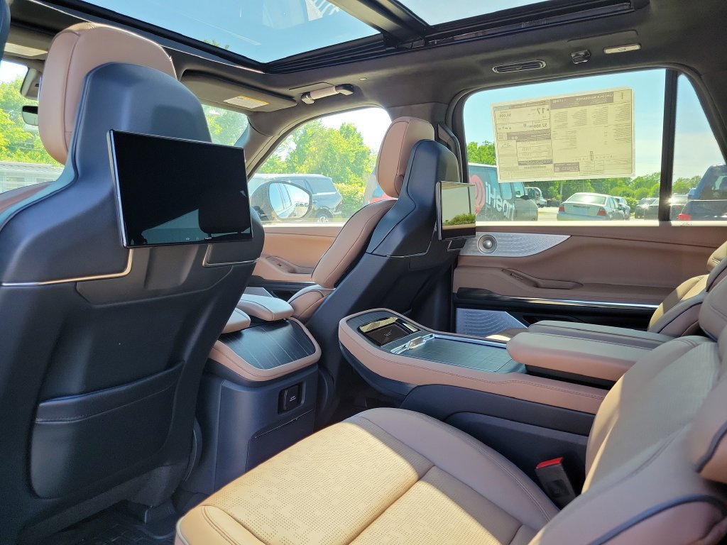 New 2026 Lincoln Navigator L Black Label AWD/4WD image 16