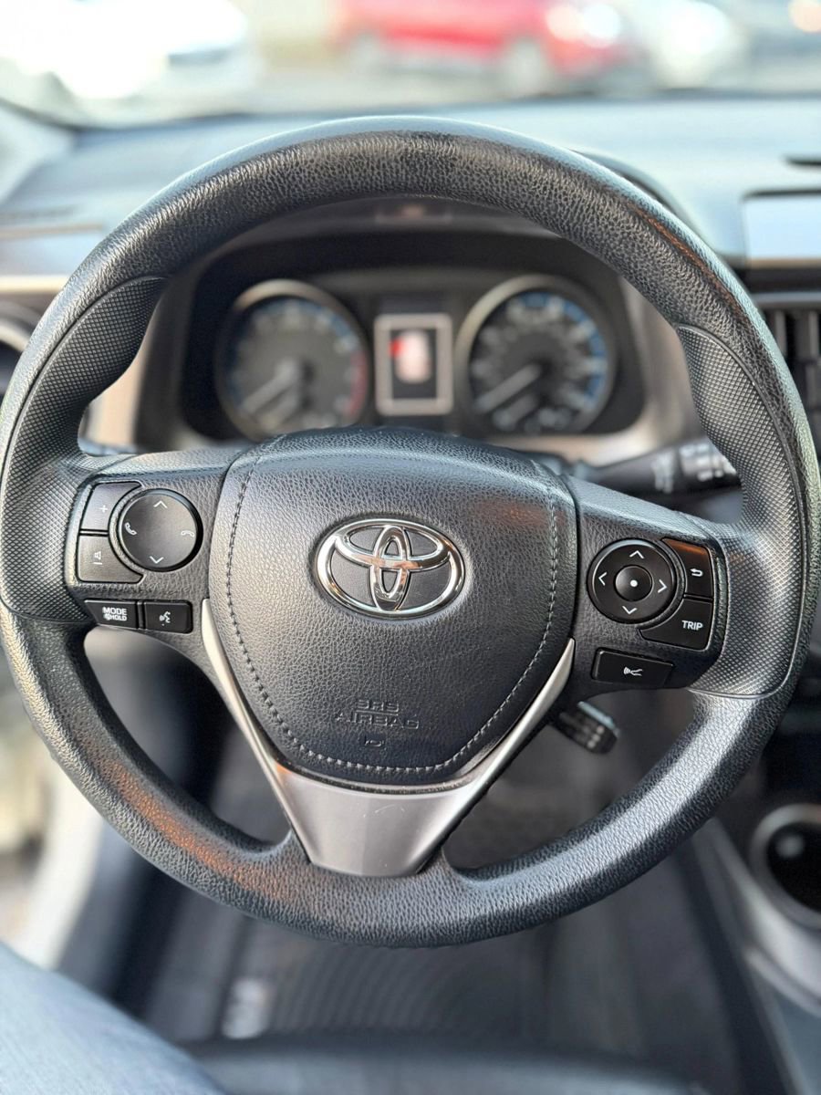 Used 2018 Toyota RAV4 LE FWD image 9