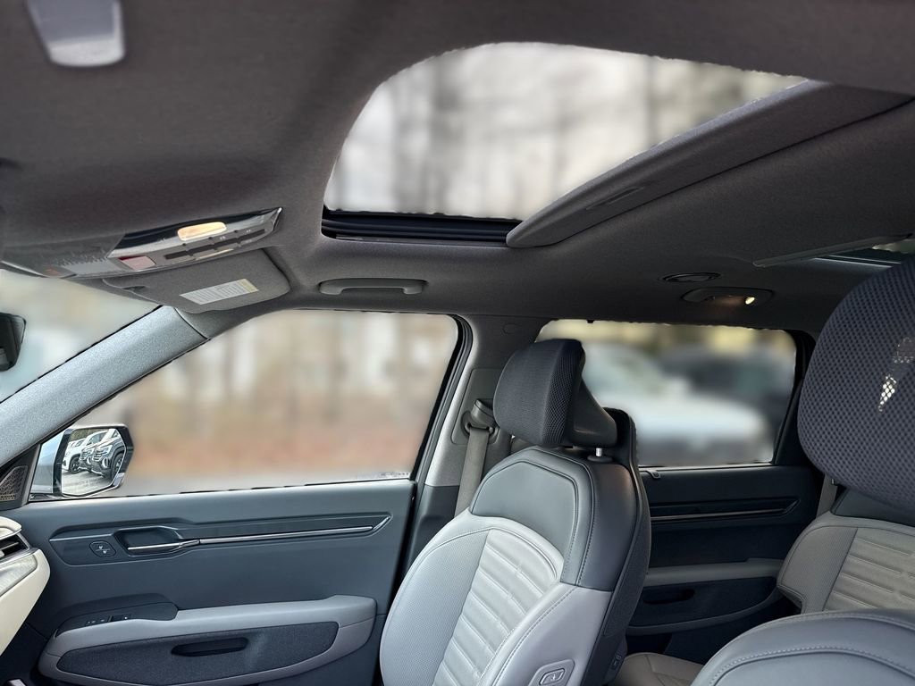 Used 2024 Kia EV9 Land image 16