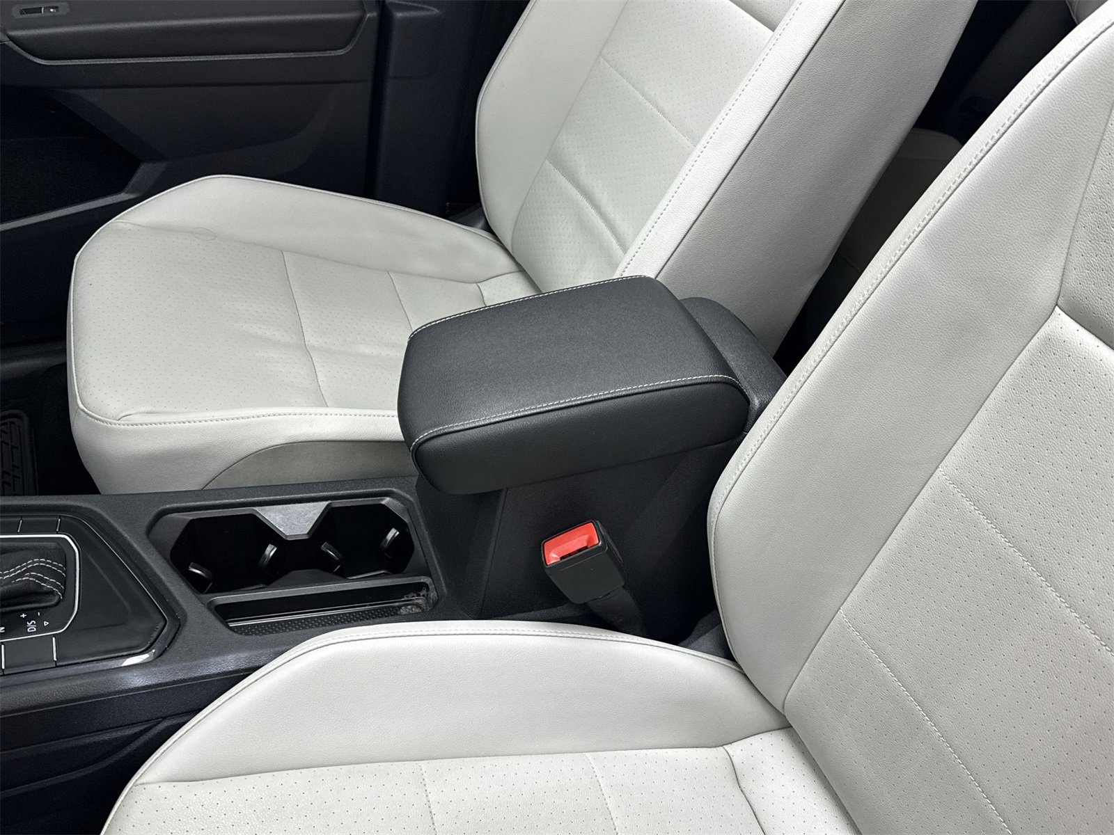 Used 2021 Volkswagen Tiguan SE w/ Panoramic Sunroof Package image 28