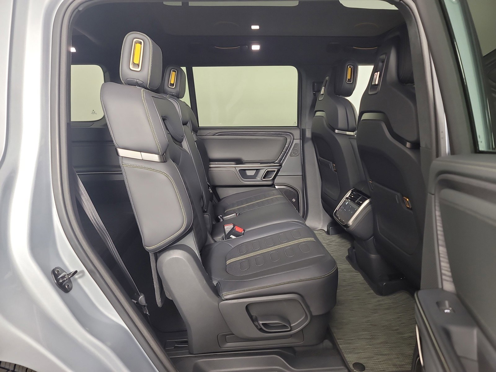 Used 2024 Rivian R1S Adventure AWD/4WD image 23