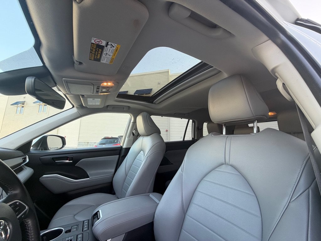 Used 2022 Toyota Highlander XLE AWD/4WD image 14