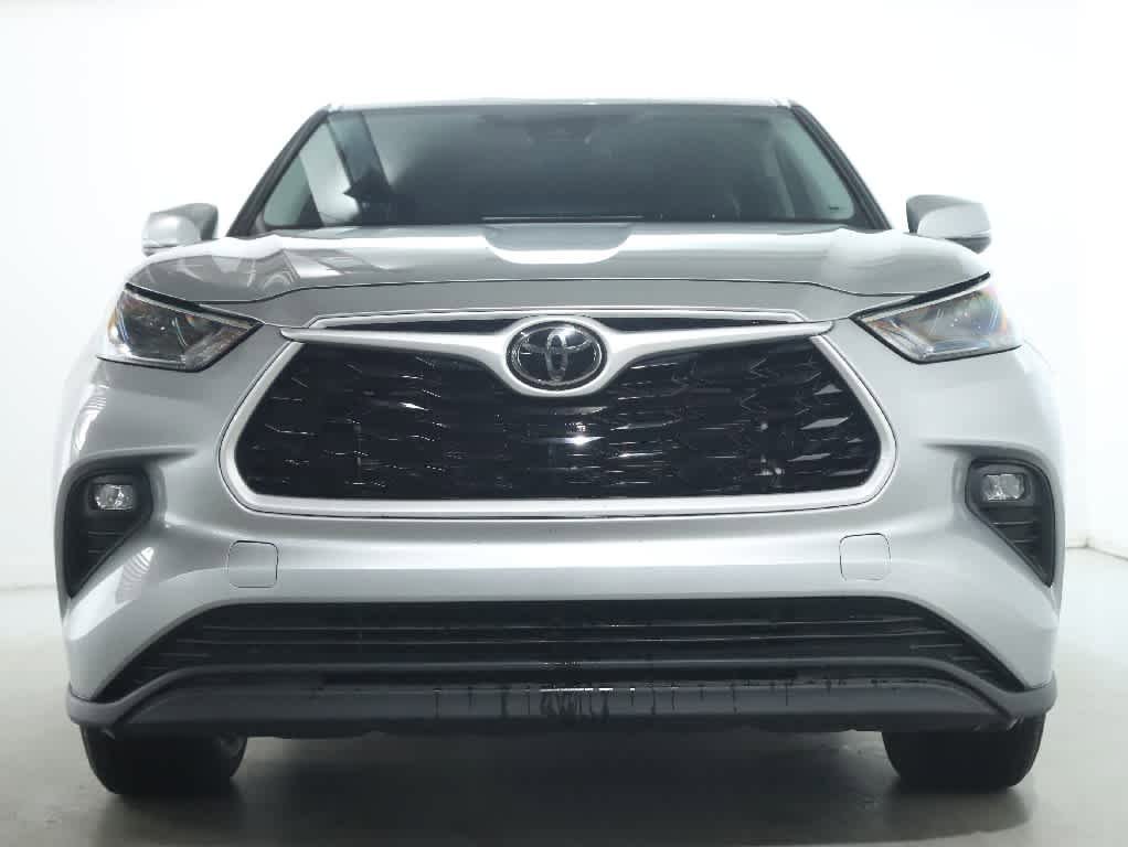 Used 2023 Toyota Highlander LE AWD/4WD image 5