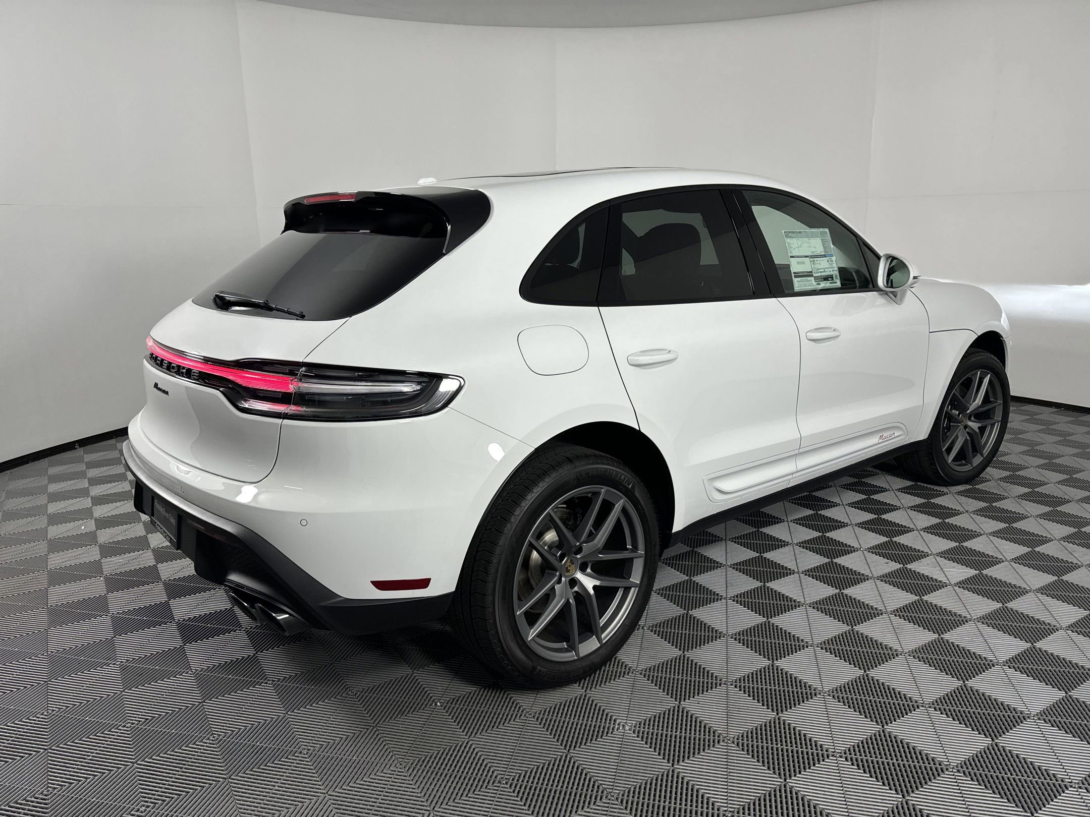 Certified 2025 Porsche Macan image 9