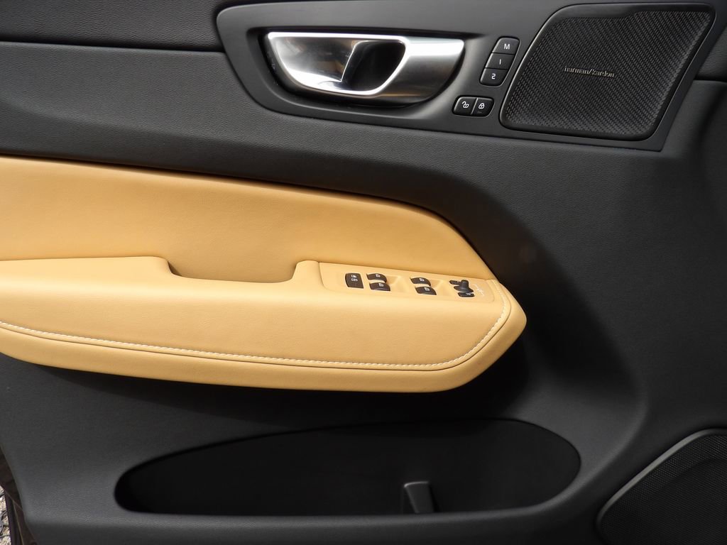 Certified 2024 Volvo XC60 B5 Ultimate w/ Protection Package Premier image 10