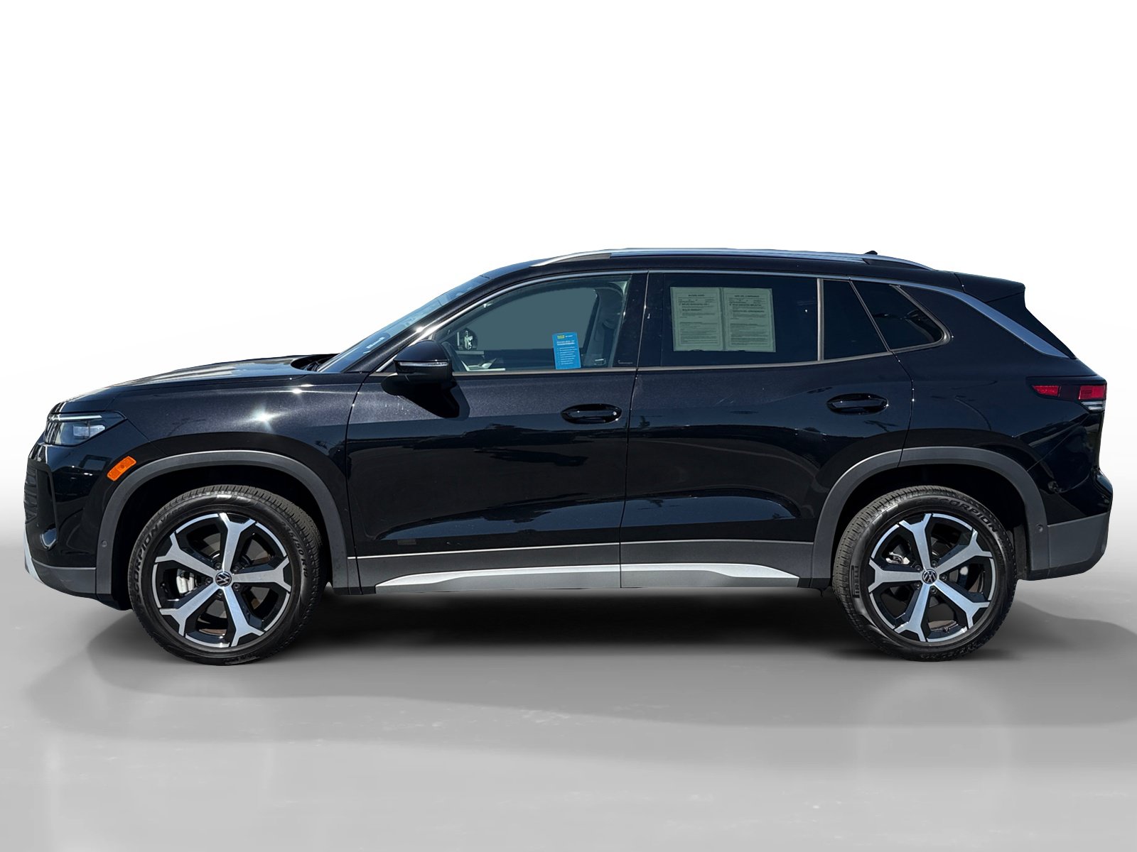Certified 2025 Volkswagen Tiguan SE AWD/4WD image 2