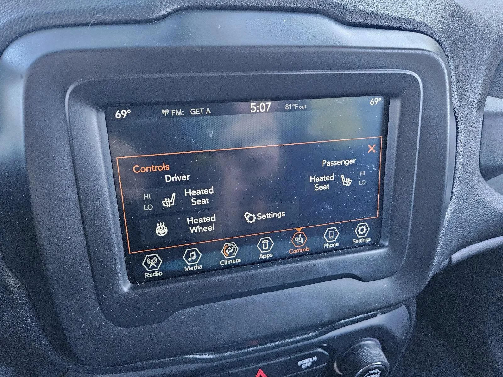 Used 2018 Jeep Renegade Latitude w/ Cold Weather Group FWD image 19