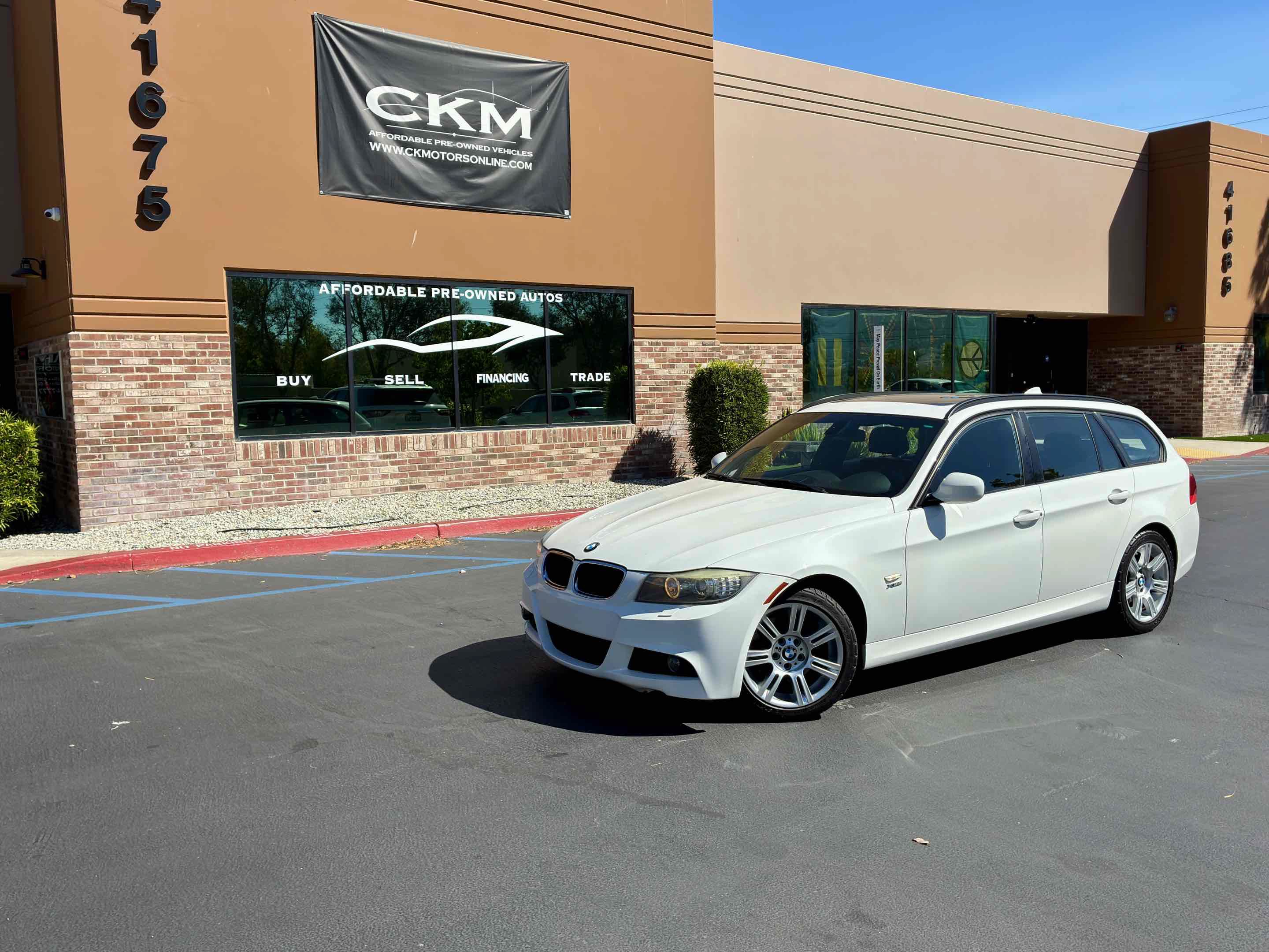 Used 2011 BMW 328i xDrive Wagon AWD/4WD image 2