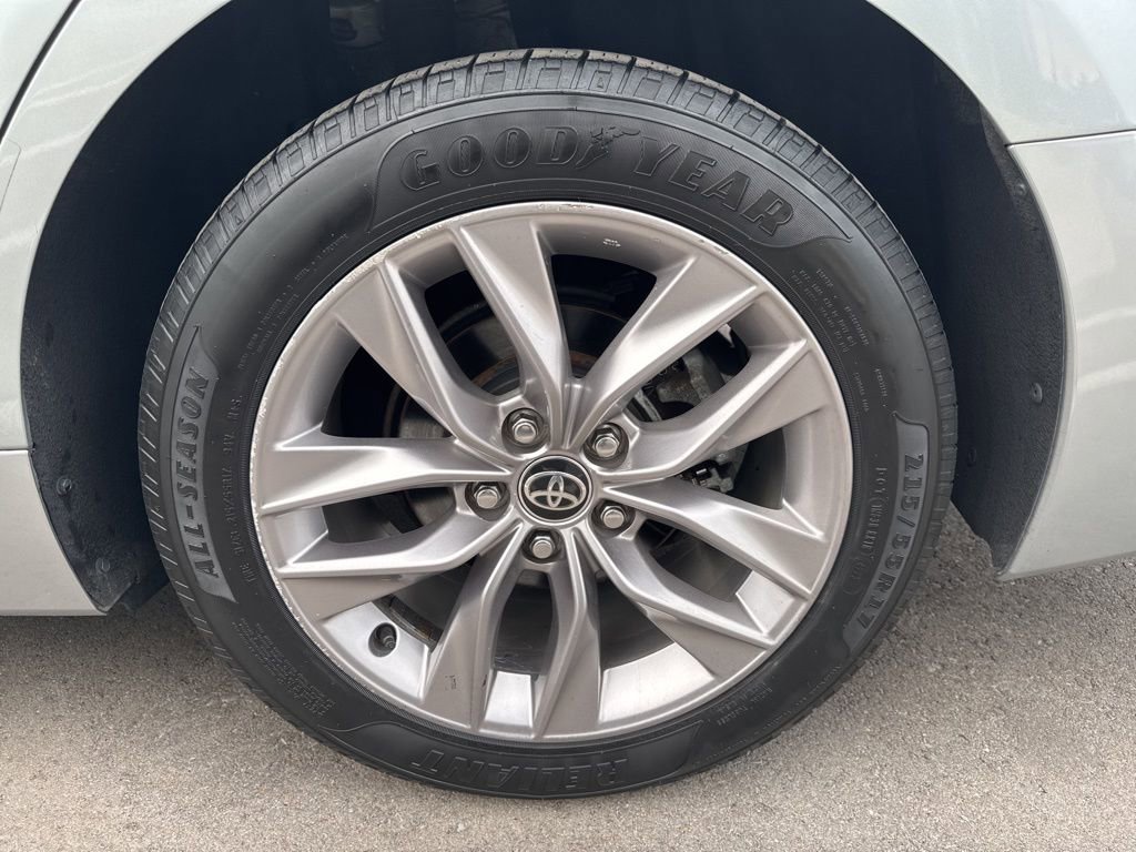 Used 2020 Toyota Avalon XLE image 27