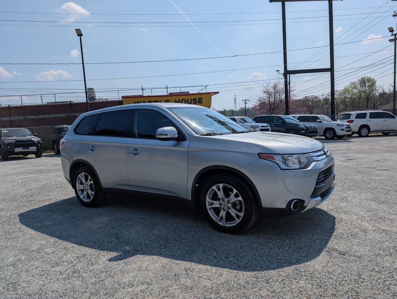 Used 2015 Mitsubishi Outlander SE image 3