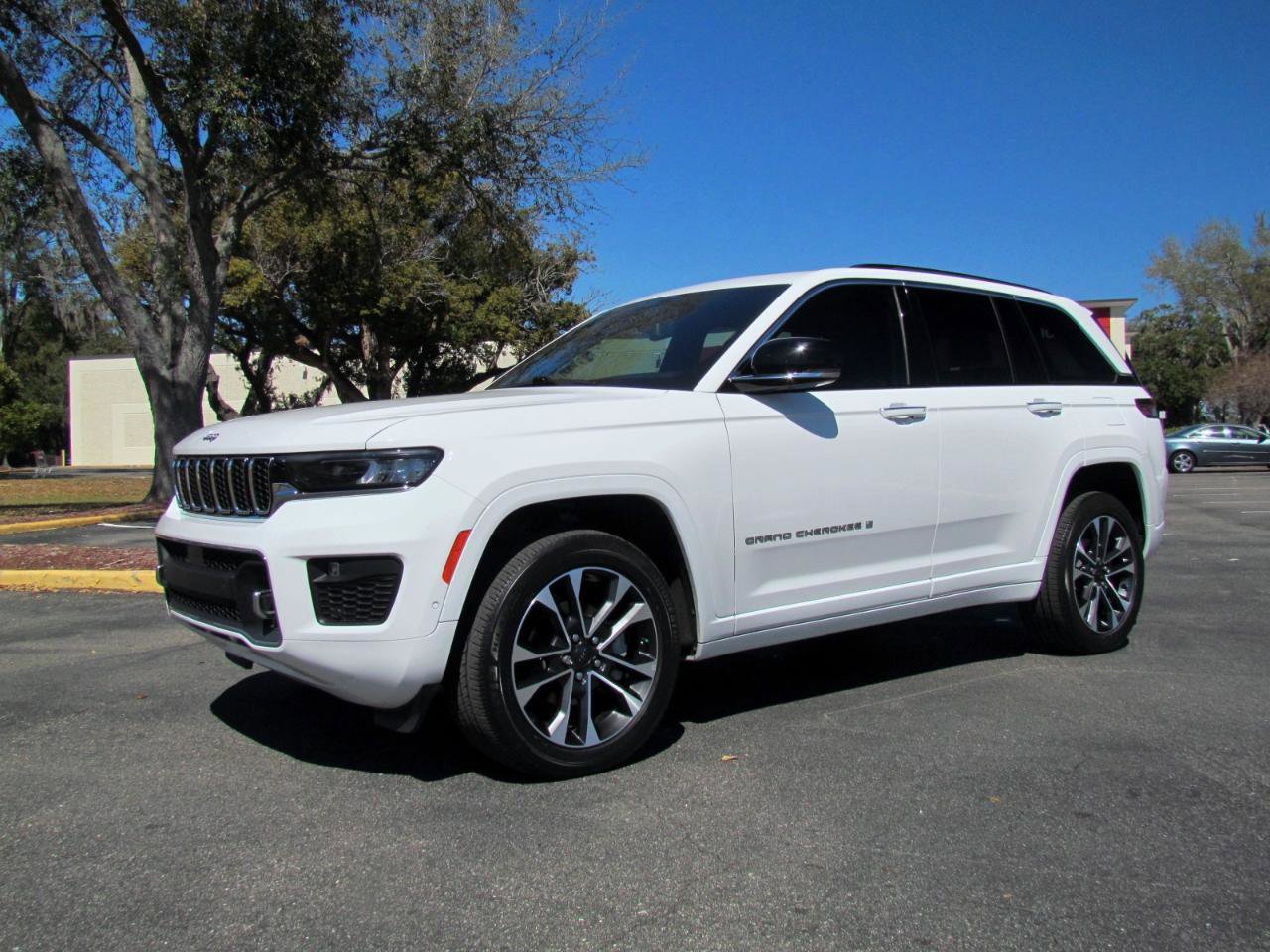 Used 2023 Jeep Grand Cherokee Overland w/ Luxury Tech Group IV RWD image 3