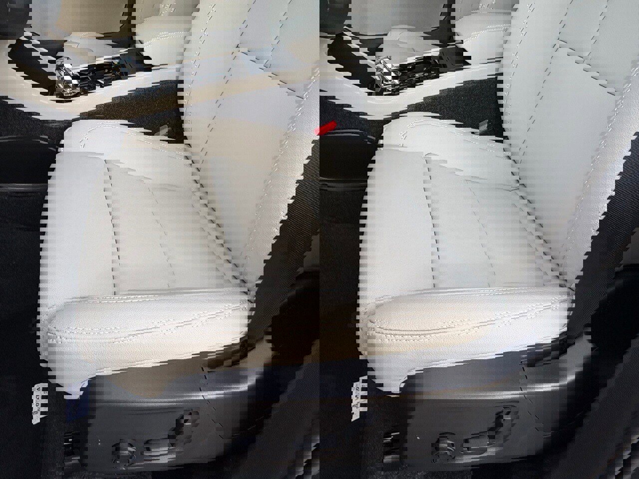 New 2026 Volvo XC40 B5 Ultra w/ Protection Package Premier image 18