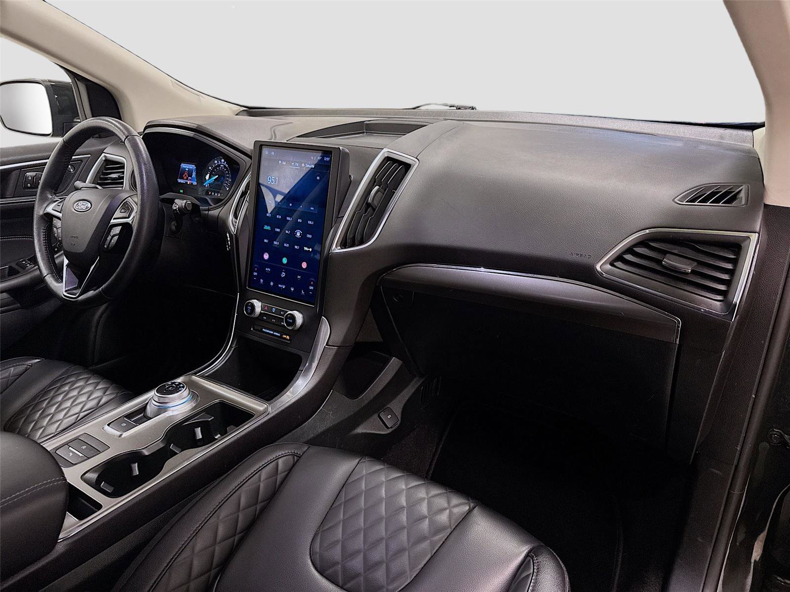 Used 2024 Ford Edge Titanium image 29