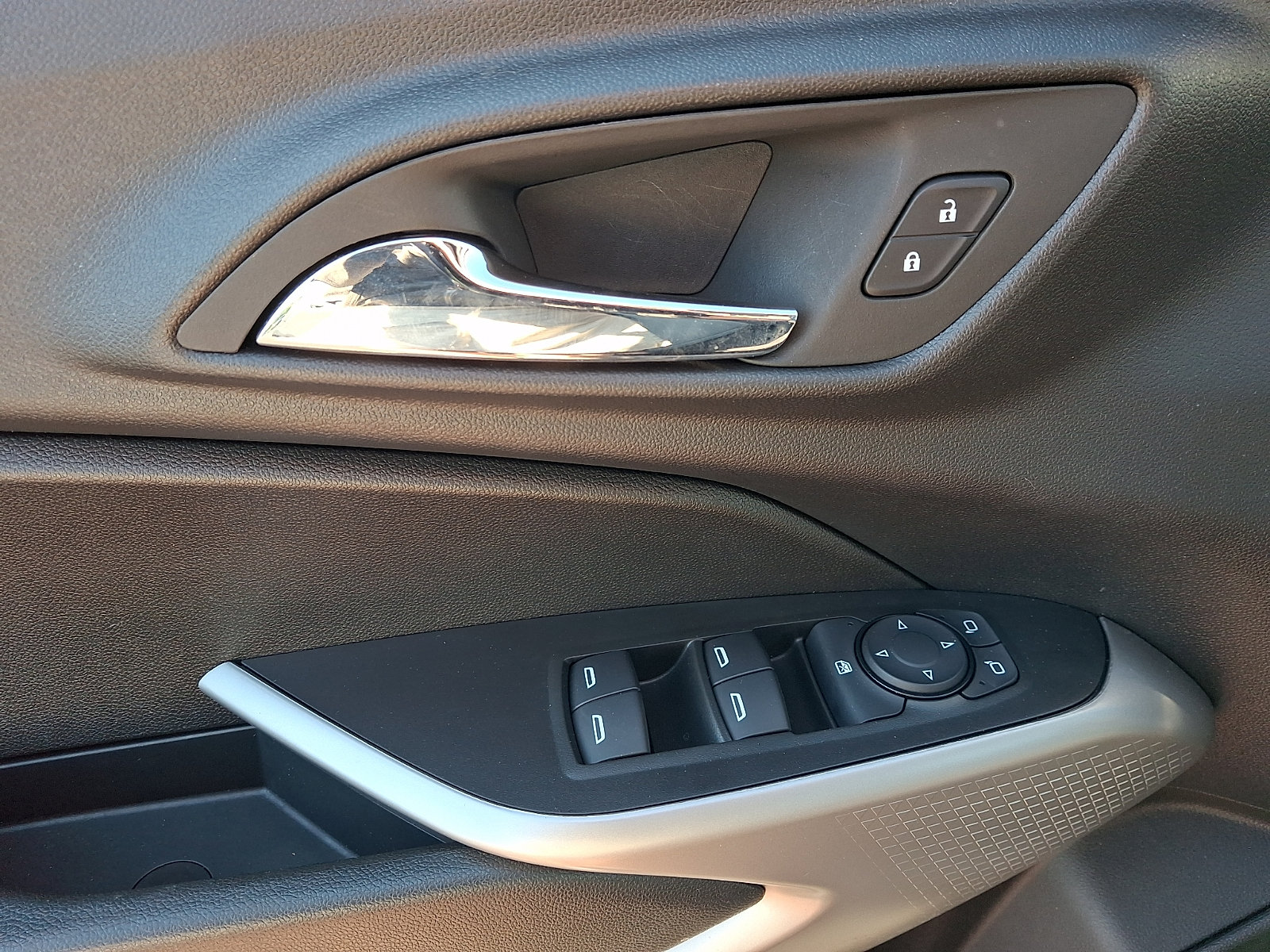 Certified 2025 Chevrolet Trax LS w/ LS Convenience Package FWD image 12