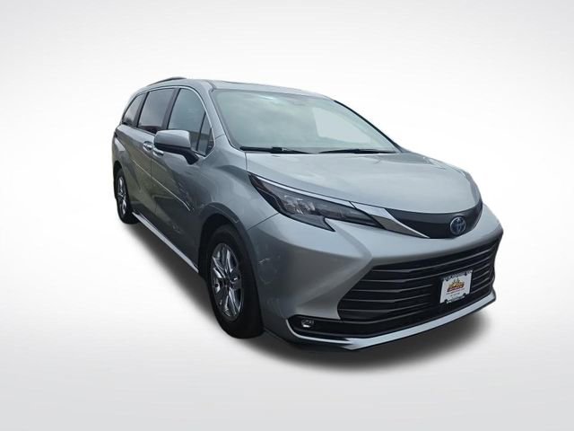 Used 2025 Toyota Sienna XLE w/ XLE Plus Package image 3