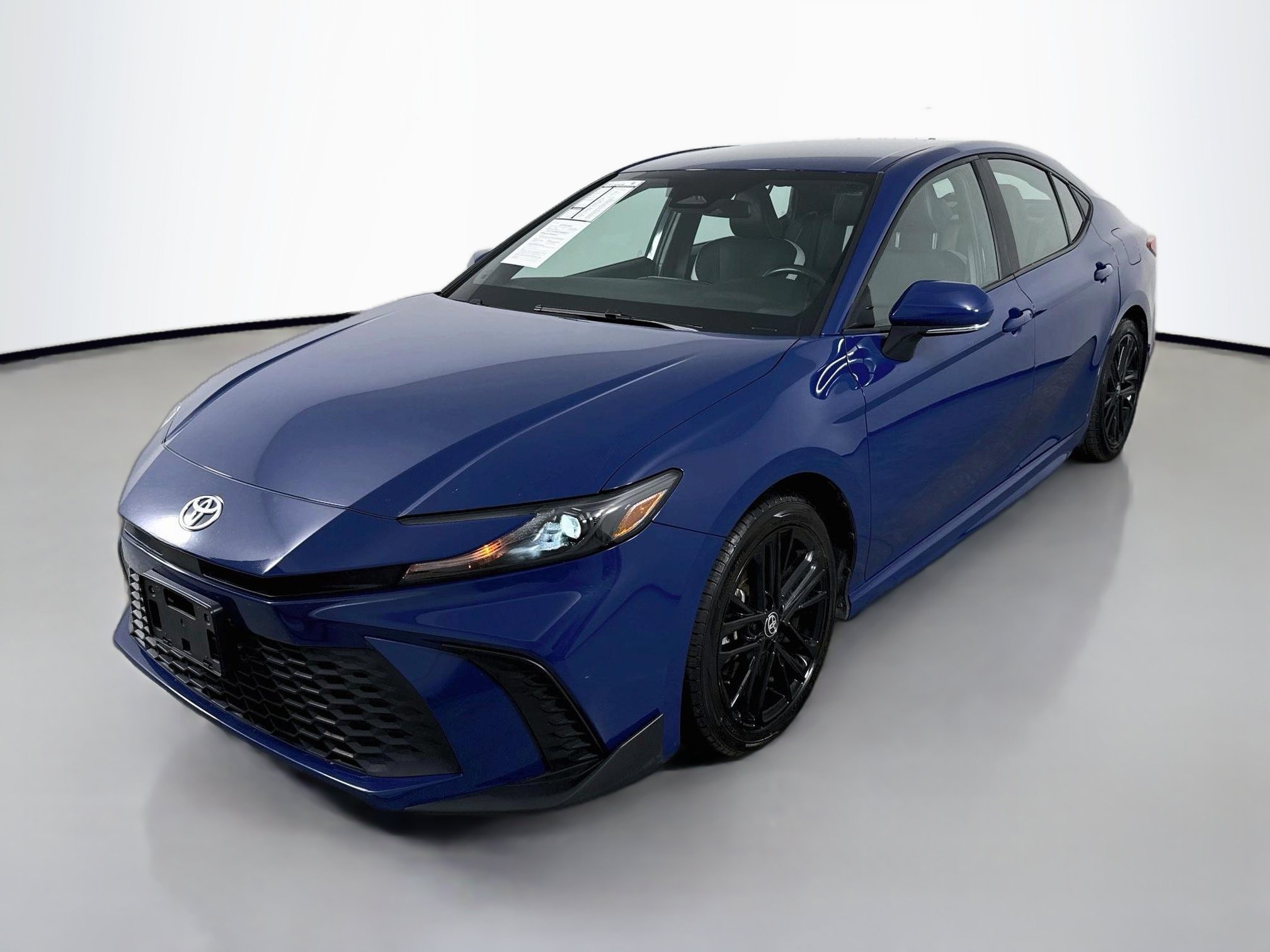 Used 2025 Toyota Camry SE FWD image 3