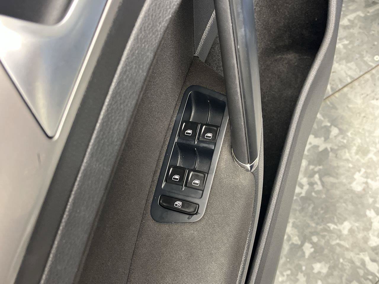 Used 2015 Volkswagen e-Golf Limited Edition FWD image 7