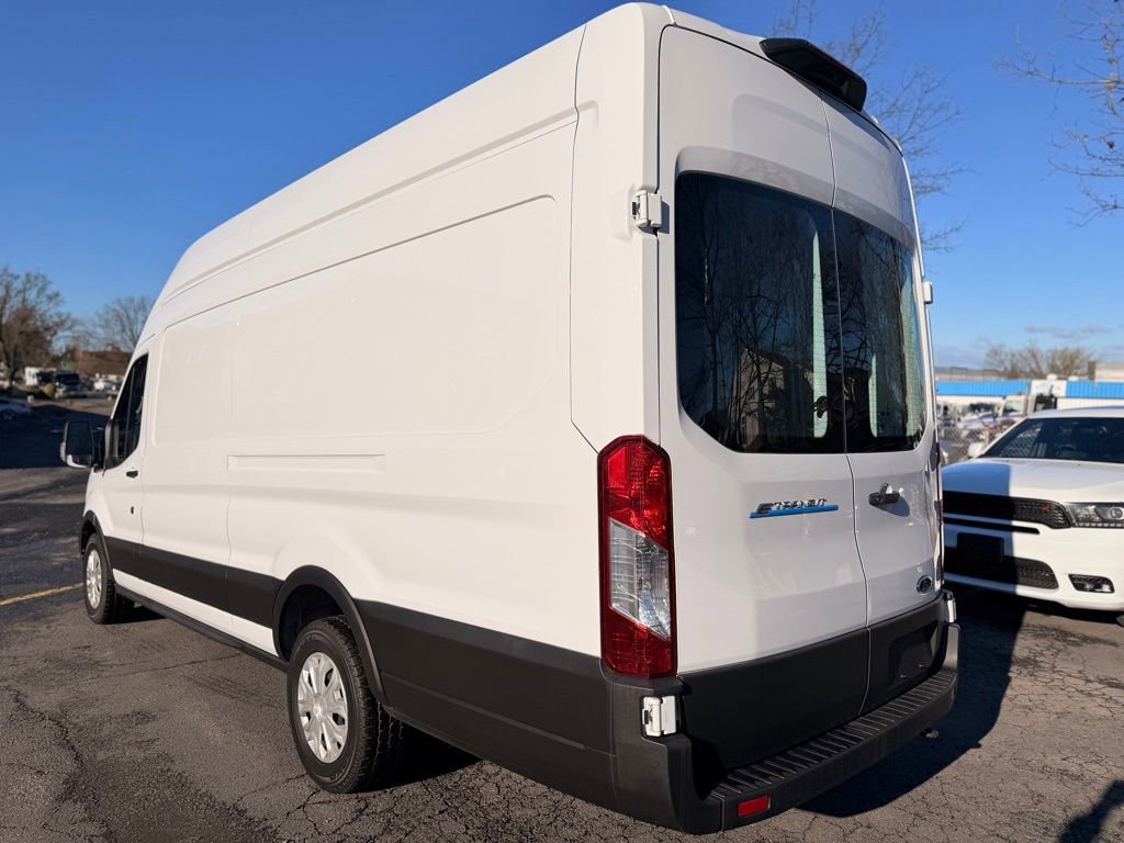 Used 2022 Ford E-Transit 148 High Roof Extended image 3