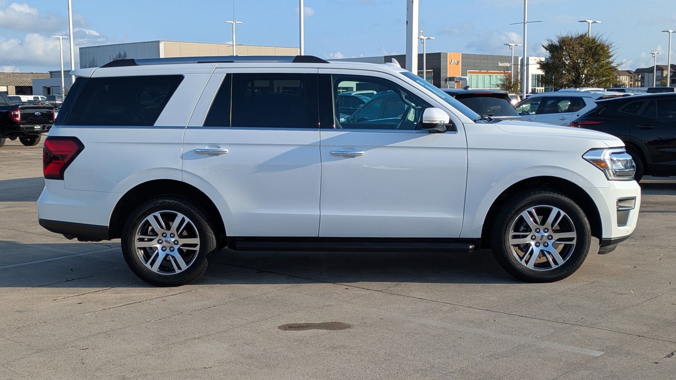 Used 2024 Ford Expedition Limited image 2