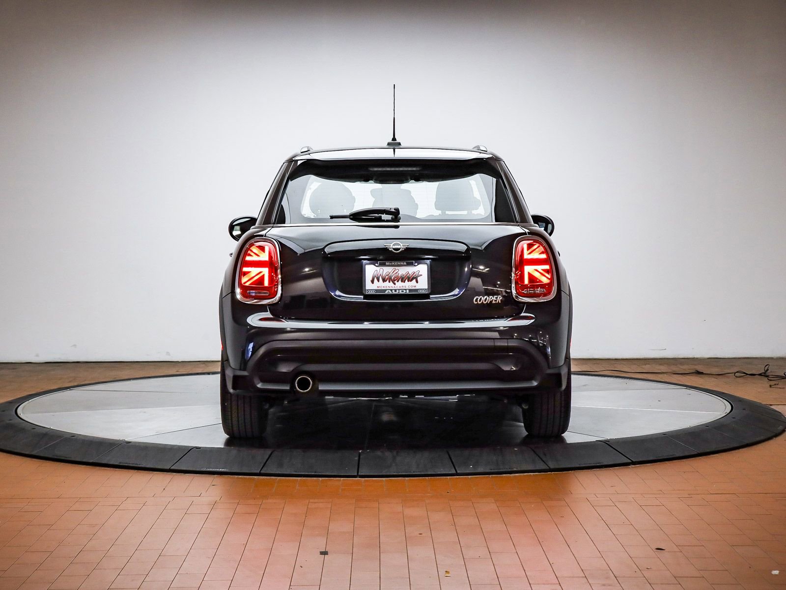 Used 2024 MINI Cooper 4-Door Hardtop w/ Signature Upholstery Package image 3