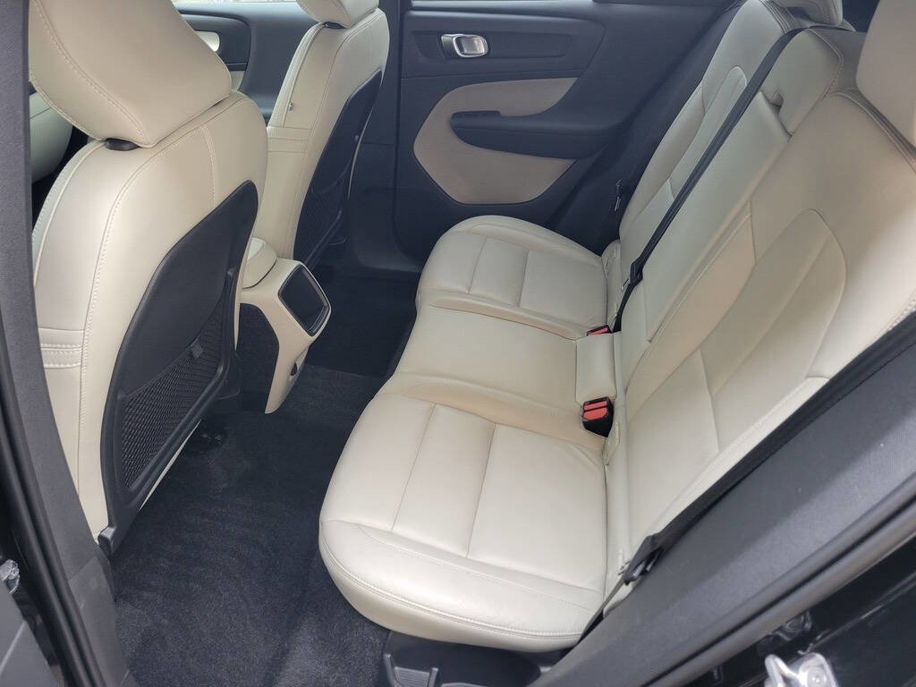 Used 2020 Volvo XC40 T4 Momentum image 21