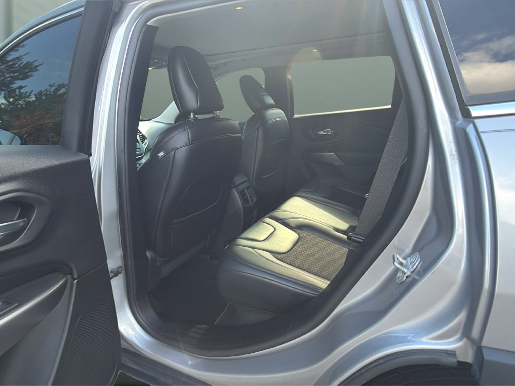 Used 2019 Jeep Cherokee Latitude Plus FWD image 11