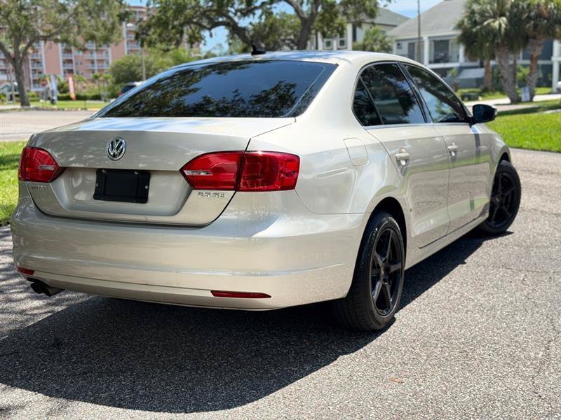 Used 2013 Volkswagen Jetta SE FWD image 4