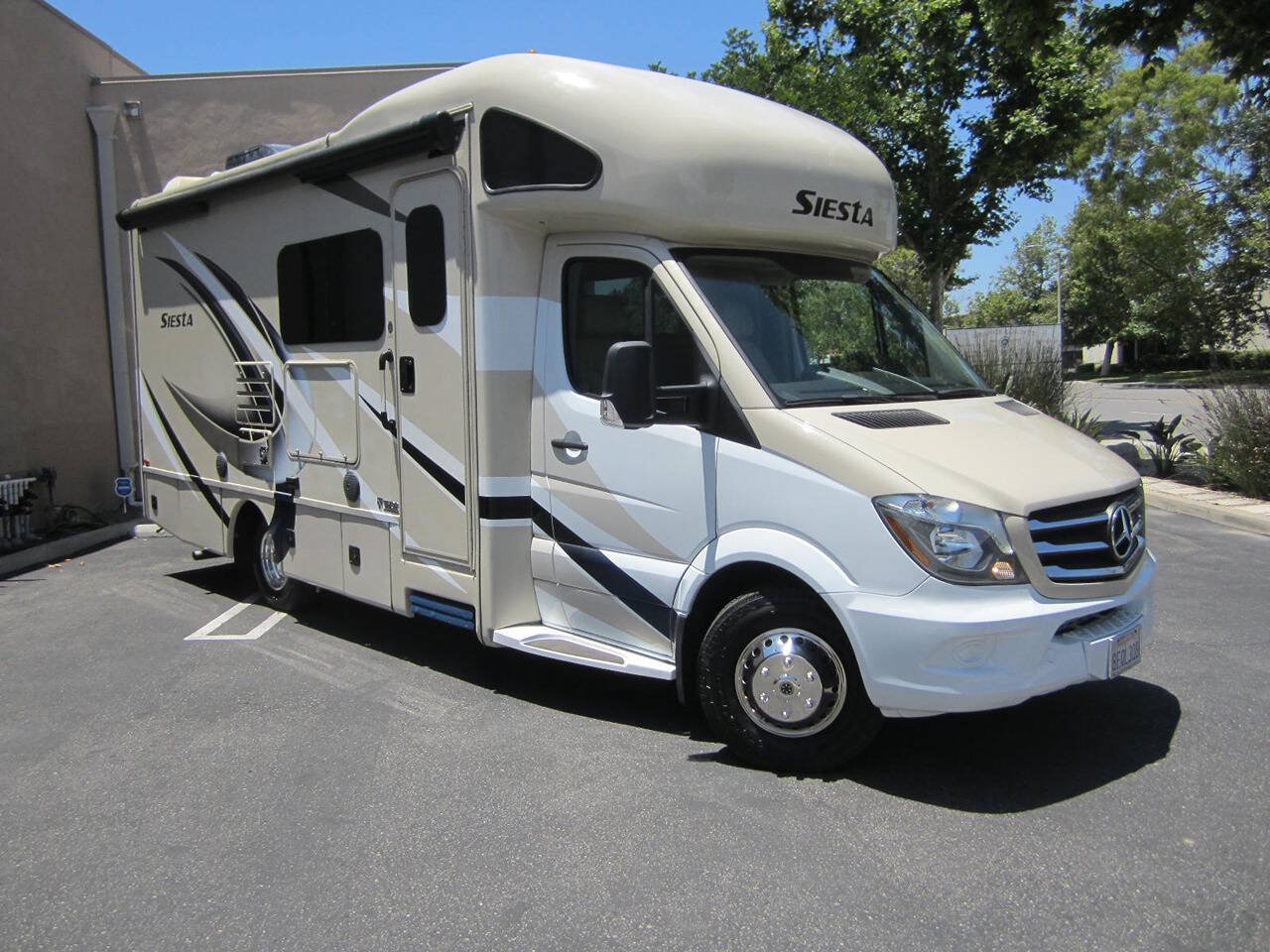 Used 2017 Mercedes-Benz Sprinter 3500 image 3