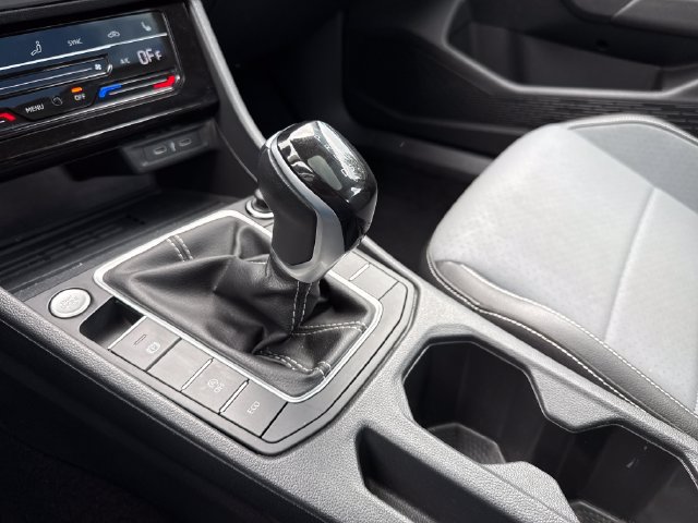 Used 2025 Volkswagen Jetta SE FWD image 24