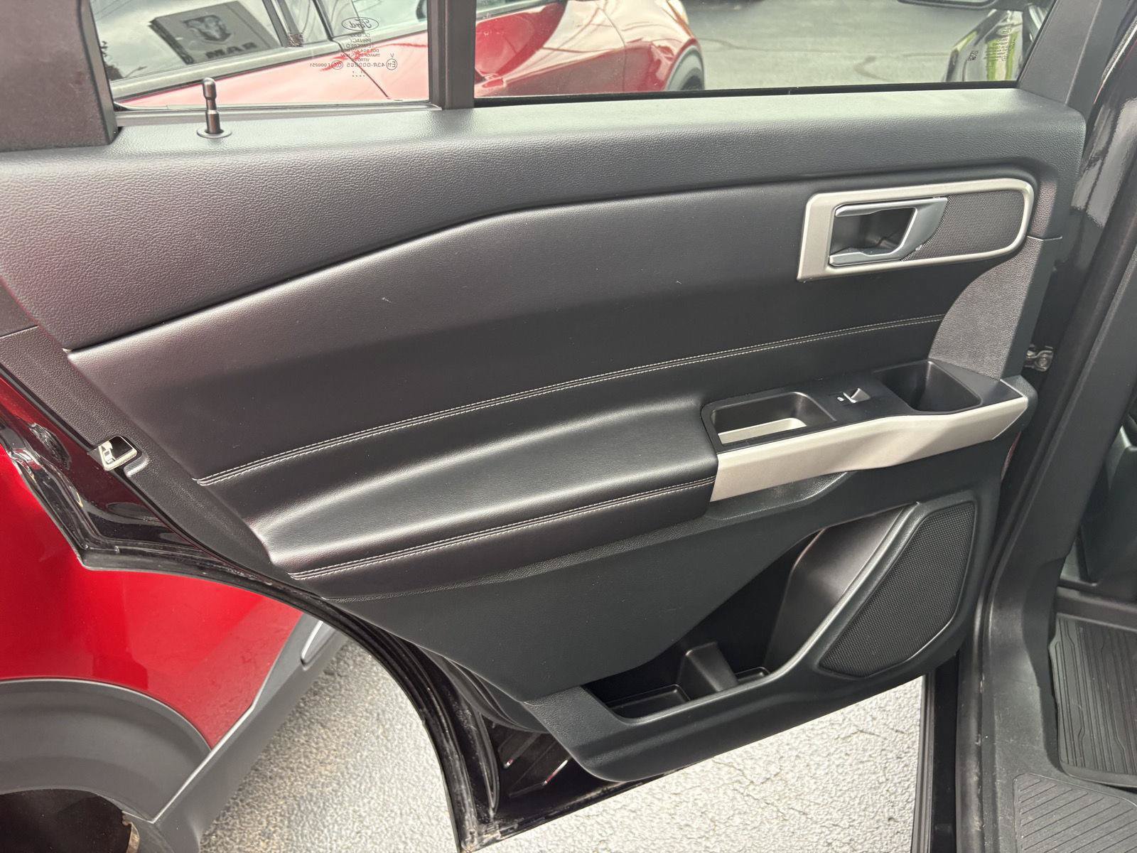Used 2024 Ford Explorer XLT AWD/4WD image 10