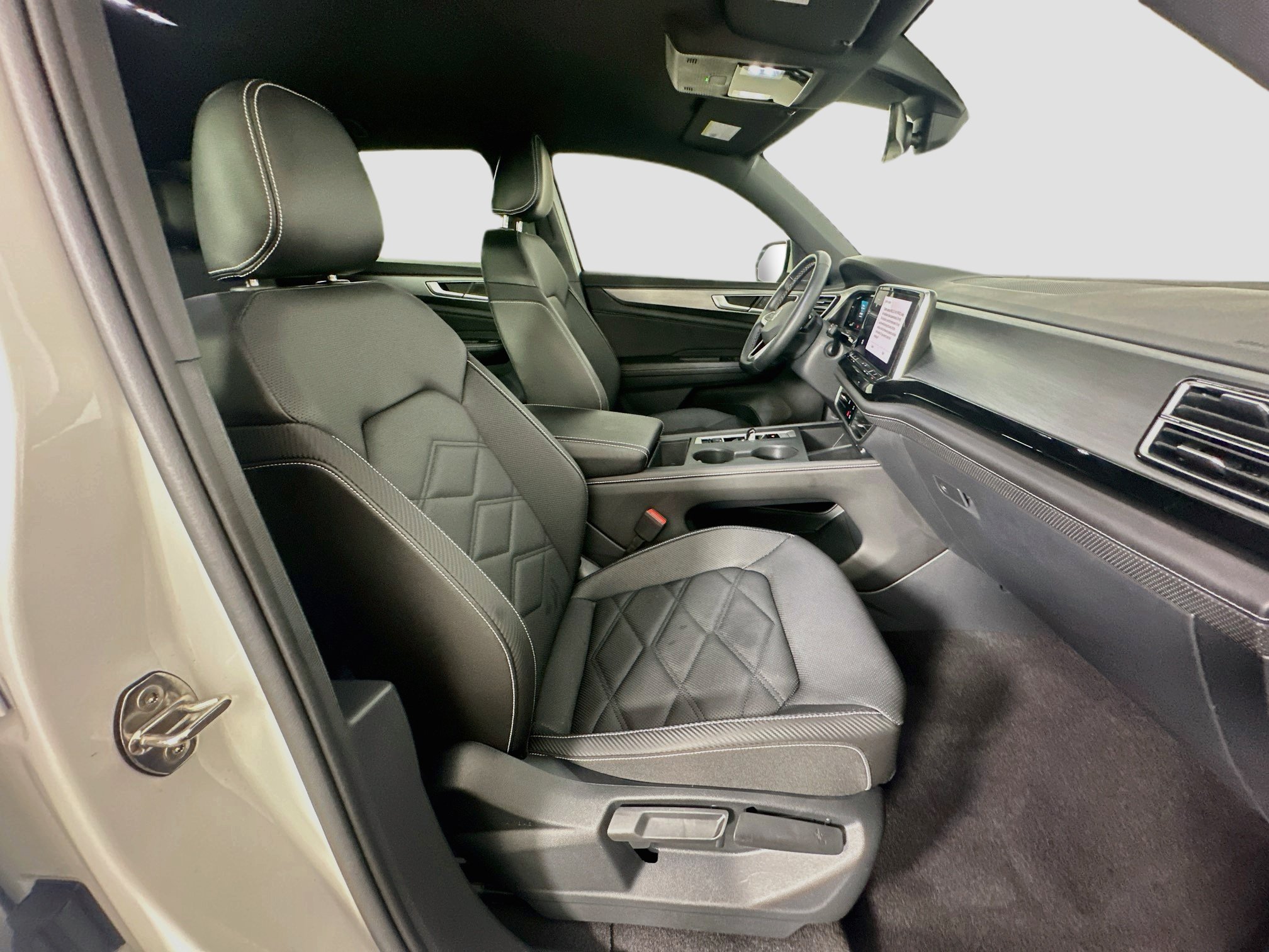 Used 2024 Volkswagen Atlas Cross Sport SE FWD image 32