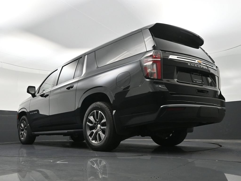 Used 2022 Chevrolet Suburban LT w/ Luxury Package RWD image 25