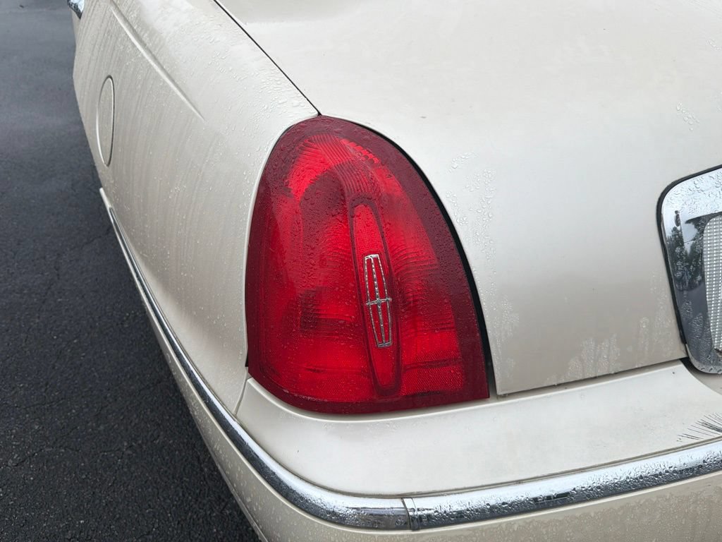 Used 2001 Lincoln Town Car Signature RWD image 22