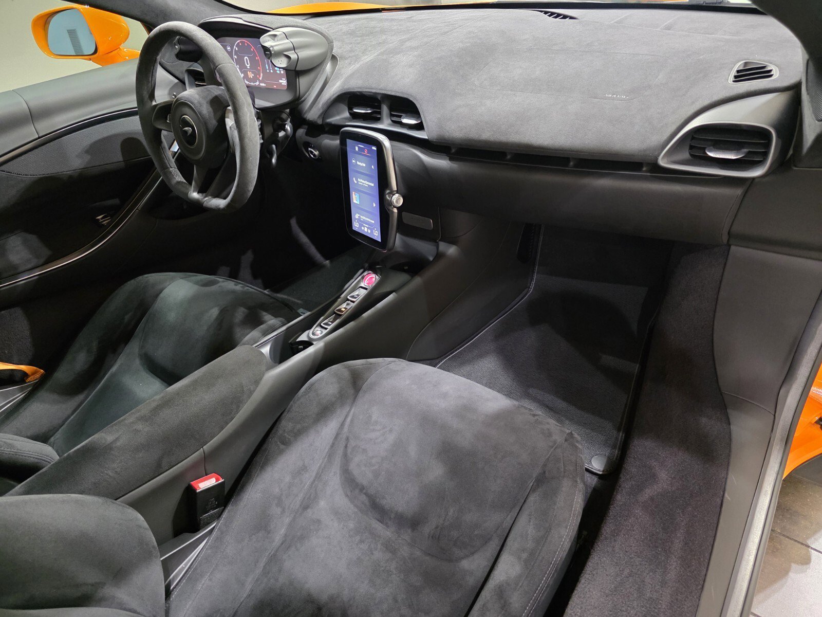 Used 2023 McLaren Artura image 18