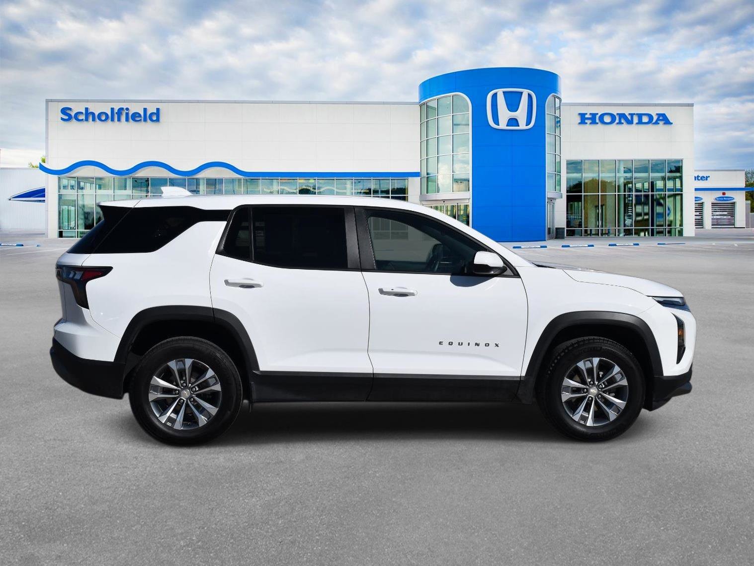 Used 2025 Chevrolet Equinox LT image 2