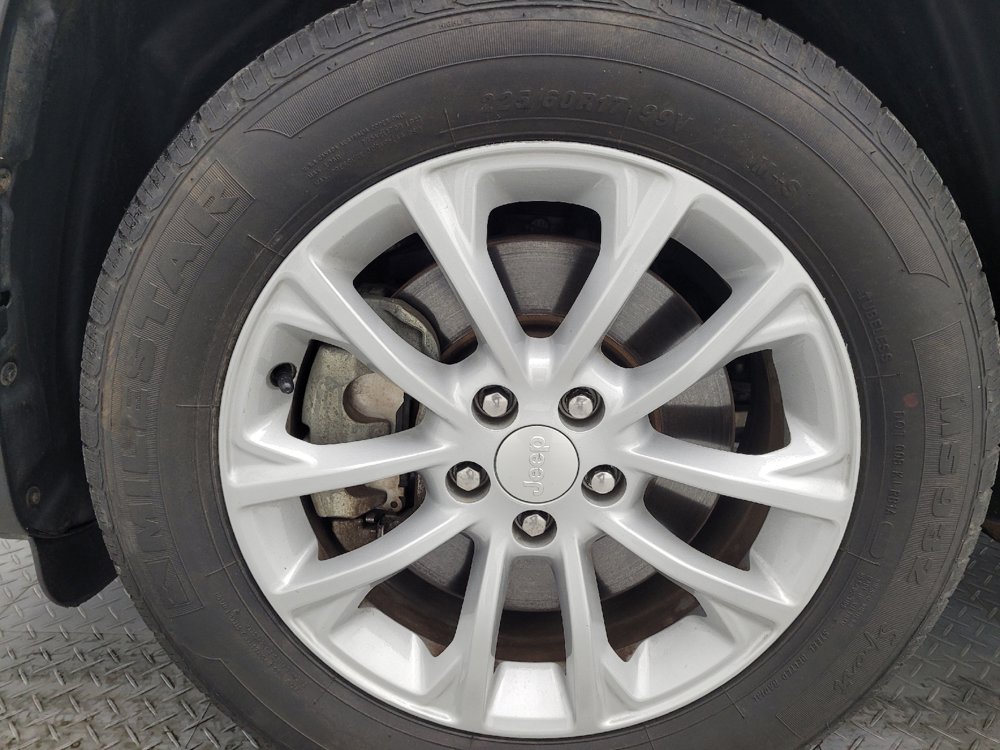 Used 2019 Jeep Cherokee Latitude w/ Cold Weather Group FWD image 31