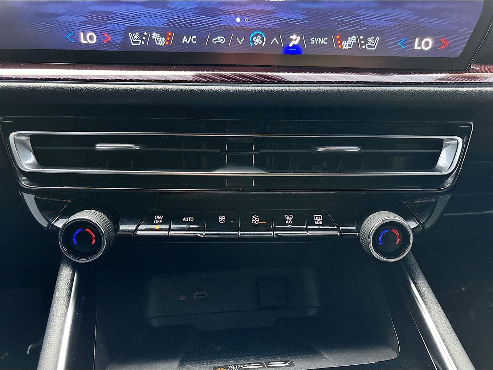 Used 2024 Chevrolet Traverse RS image 17