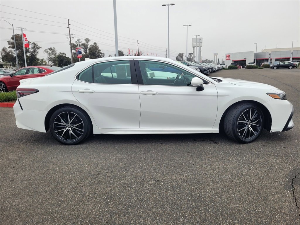 Used 2020 Toyota Camry SE image 3