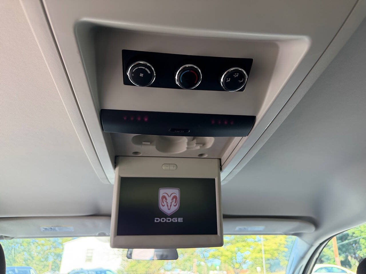 Used 2010 Dodge Grand Caravan Hero w/ Entertainment Group 1 FWD image 20